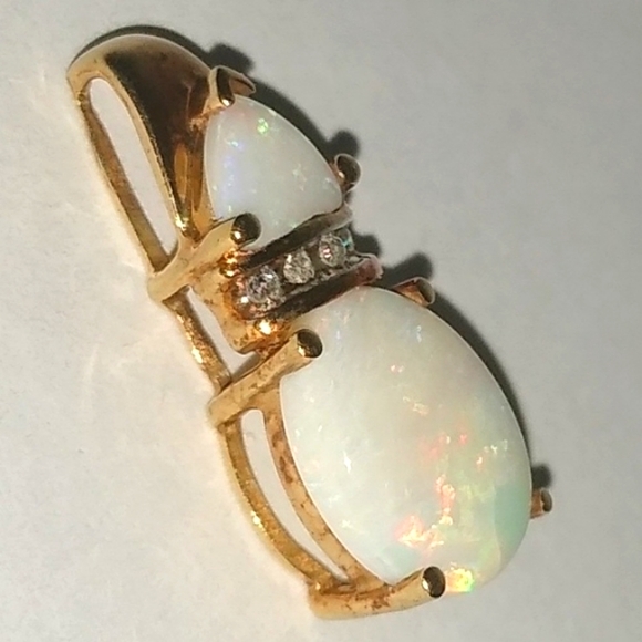 Jewelry - 10 KT GOLD DIAMOND AND OPAL PENDANT!